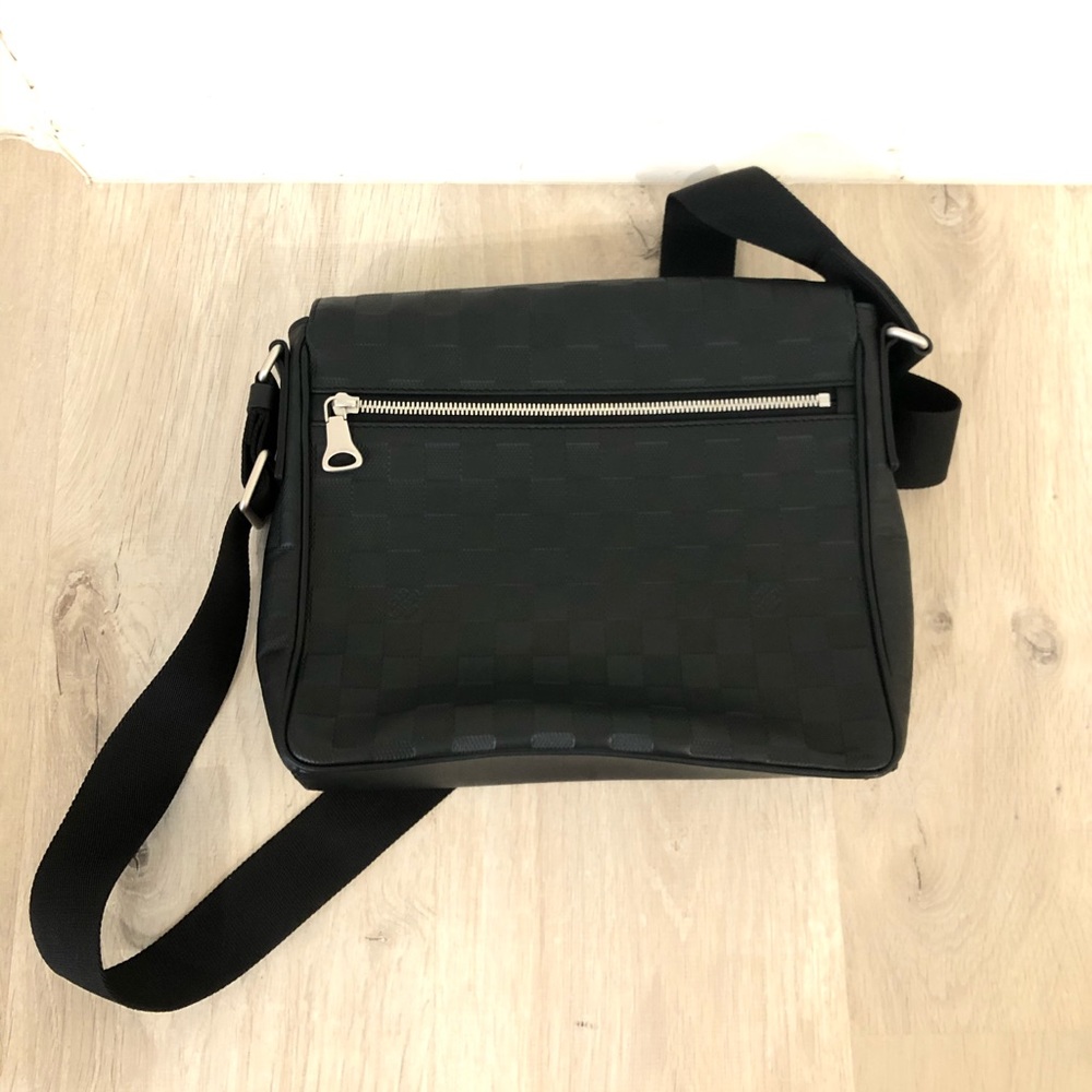 Louis Vuitton District MM Damier Infini Shoulder